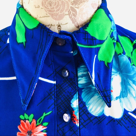 SOLD. Vintage 70s Vivid Blue Dagger Collar Poly Shirt S. - Picture 2 of 11